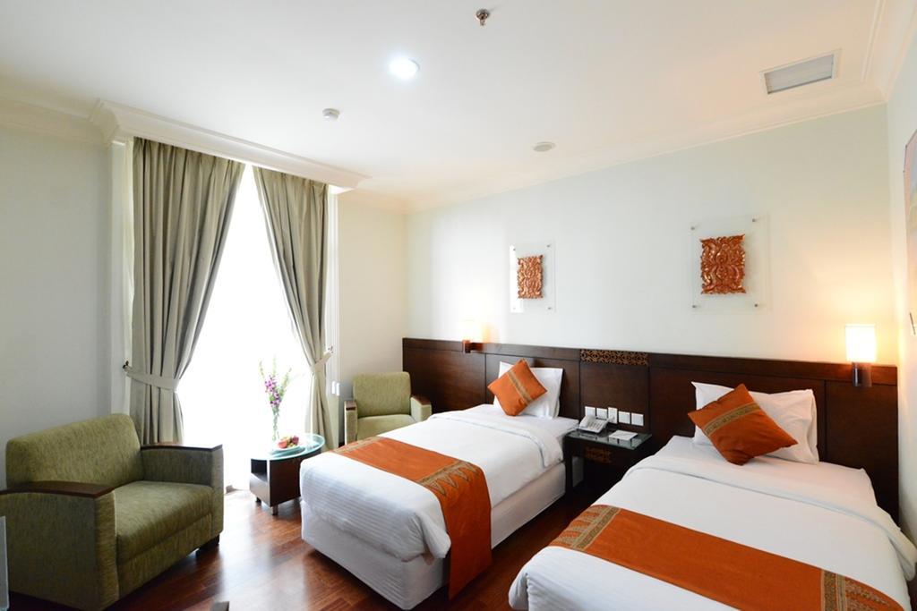 Amazing Kutaradja Hotel Jakarta Room photo